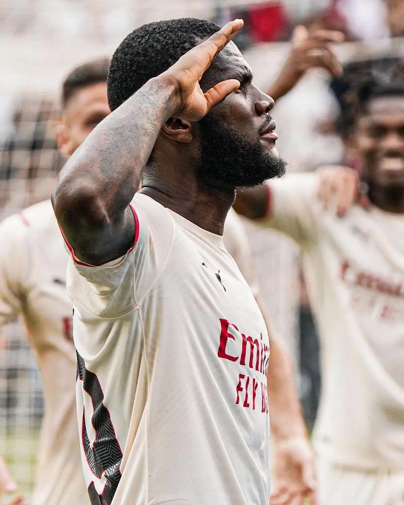 媒体人：戴琳对母亲经常辱骂，母亲借钱&打工帮戴琳还债（媒体人称戴琳常对母亲出言辱骂，母亲为替其还债四处借钱打工）