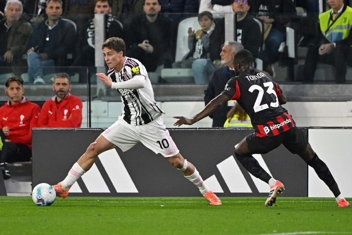 意甲球员在第12轮比赛中涂上红色面彩，向针对女性的暴力说不（意甲第12轮：球员以红色面彩发声，抵制针对女性的暴力）