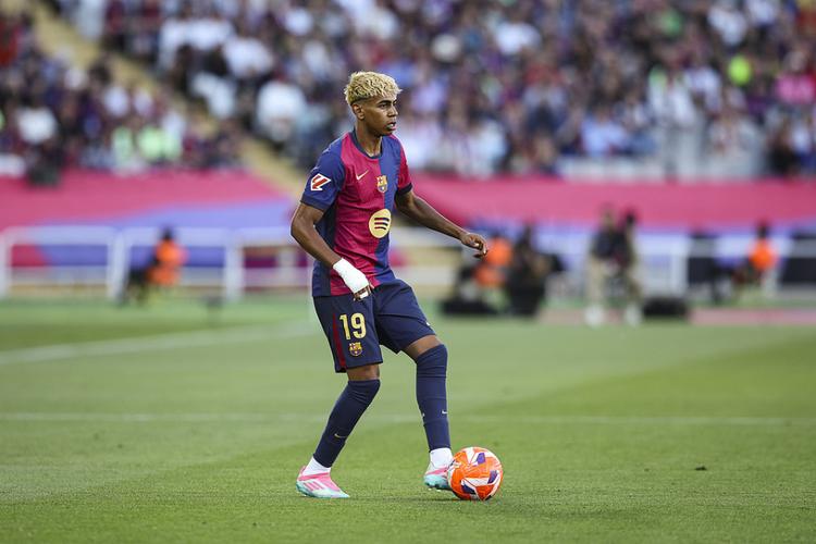 TA：巴萨防守存在问题，但弗里克无意放弃高位防线的战术