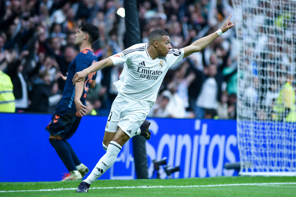 忍俊不禁！梅西、德保罗挤上印度当地小面包车，转身都费劲（笑出声！梅西与德保罗挤进印度小面包车，连转个身都费劲）