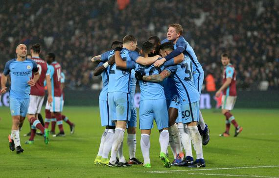 超远三分命中，全队抱头