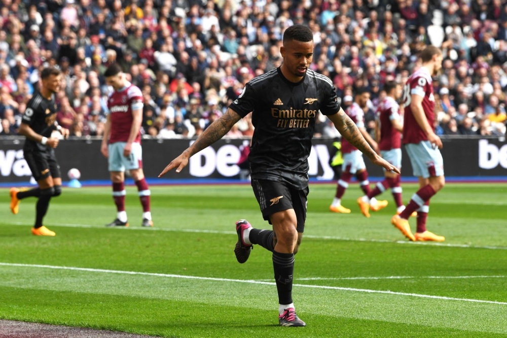 里夫斯成湖人队史第七位单场至少40+10助的球员