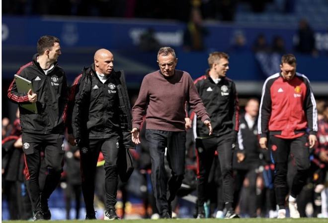 足球世界杯官方公布首批裁判名单，引发讨论（世界杯官宣首批裁判名单，掀起热议）